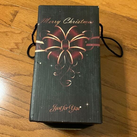 Christmas tree in glass dome. Appx 9” tall.  Uses 3-AAA batteries not included - Picture 5 of 11